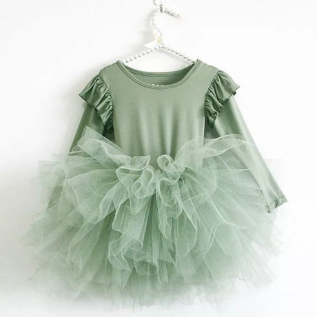 Mosgroene balletjurk met lange mouwen, schouderruches en een volumineuze tuturok aan een hanger.