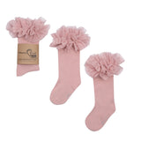 Oudroze tutu kniekousen van Mama's Feet met brede ruches aan de bovenkant, los en met verpakking.