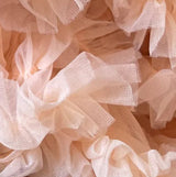 Detail van de perzikkleurige Tutu Rok Loli met golvende laagjes tule.