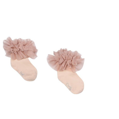 Paar oudroze tutu-sokken Venetian Rose met brede ruches aan de enkels op een witte achtergrond.
