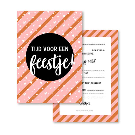 Roze uitnodiging voor een verjaardagsfeest met witte hartjes, oranje strepen en een zwarte cirkel met feesttekst.