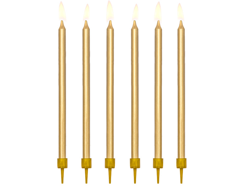 Zes brandende gouden verjaardagskaarsen met gouden houdertjes op een witte achtergrond.