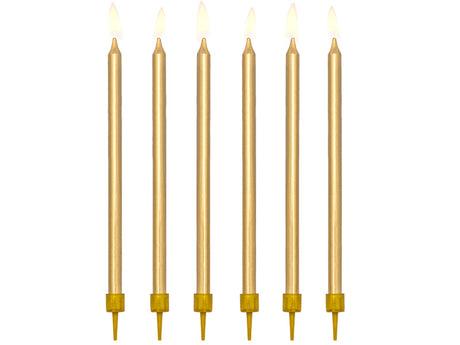 Zes brandende gouden verjaardagskaarsen met gouden houdertjes op een witte achtergrond.