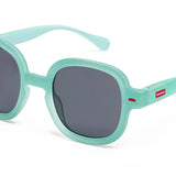 Detail van de mintgroene Koody Percy zonnebril met donkere glazen en rood logo op de poot.