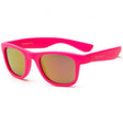 Koolsun Wave kinderzonnebril met neonroze montuur en spiegelende glazen, schuin van voren gezien.