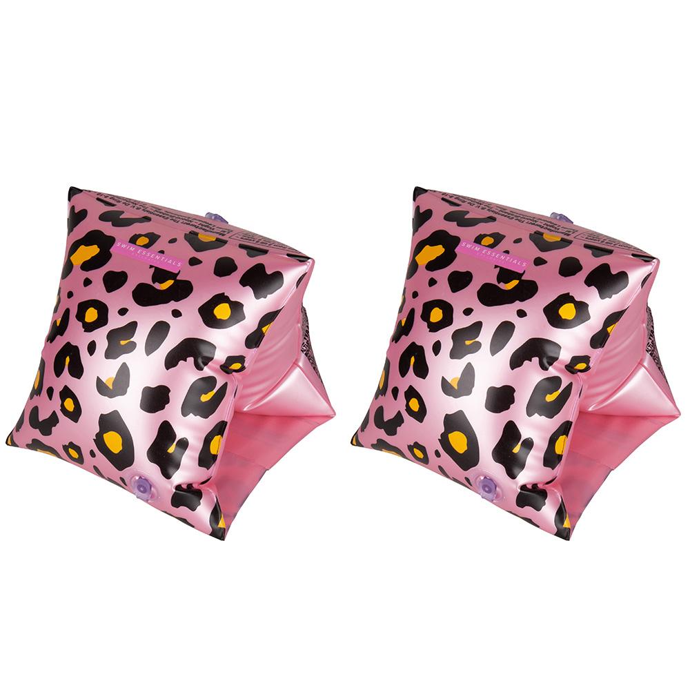Twee roze zwembandjes met zwarte en goudkleurige pantervlekken op een witte achtergrond.